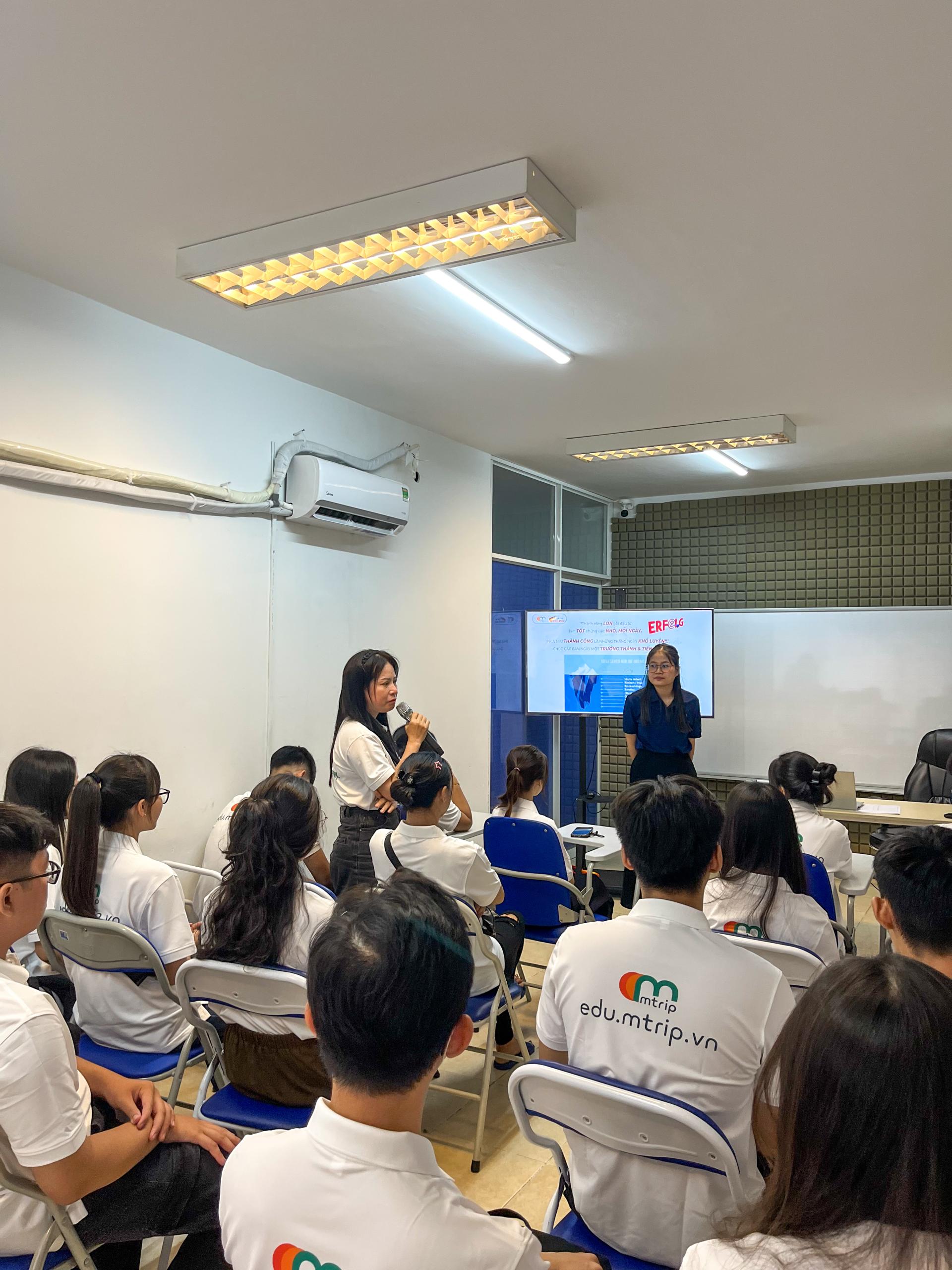 Các bạn học viên đã có những chia sẻ thân tình trong buổi đầu tiên gặp gỡ